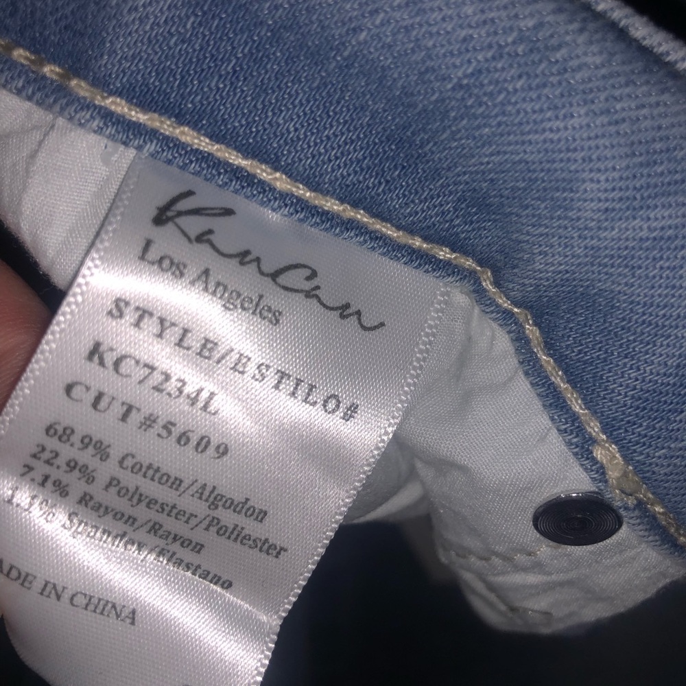 Kancan, Estilo Size 26. Light denim jeans with rips/detailing.